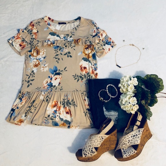 🔵 1 Large Left!! 🔵 Tan floral peplum top - Picture 3 of 8